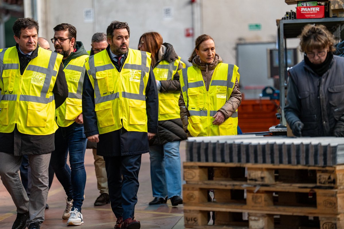 🪝🏗️El éxito de nuestras empresas es el éxito de Castilla-La Mancha.

Hoy en Symaga, en Villarta de San Juan, una empresa familiar manchega que exporta a más de 140 países y genera empleo e innovación desde nuestra tierra.  

El 94 % de nuestras empresas son familiares. Apostar