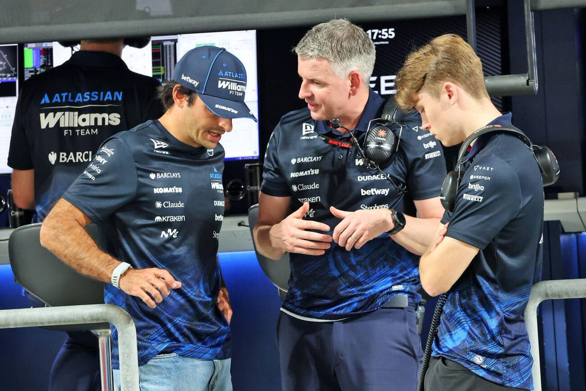 Carlos and Luke today 🤏🏼✨