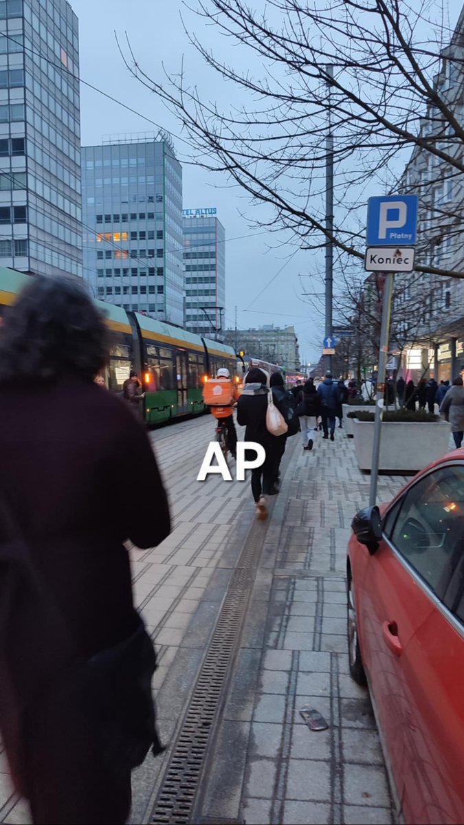 Wstrzymanie ruchu tramwajowego w centrum. Stoi Św. Marcin oraz 27 Grudnia.
Fot. nadeslała Monika