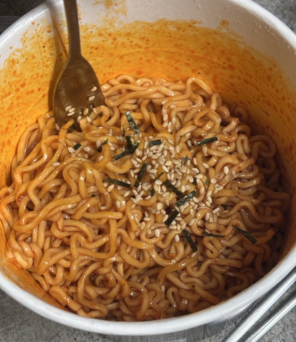 1l72n's tweet image. 야식파티시작함
혼자두개먹는거아닙니다