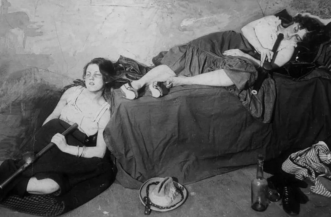 LaocoonofTroy's tweet photo. Two women in an opium den. New York, 1902. https://t.co/dgc0zPOovC
