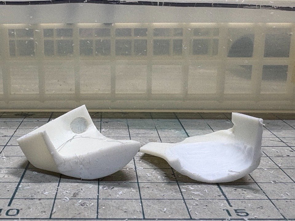 シートカウルはチャンバー部分の膨らみの高さをアップしつつ、膨らみ部の下側を削り込んでシャープに。
もうちょい削りたいけど裏側をチャンバー仕込むために削ってたんで、これ以上削ると穴が開いちゃう😅
一度サフ入れて確認してから考えよ😅