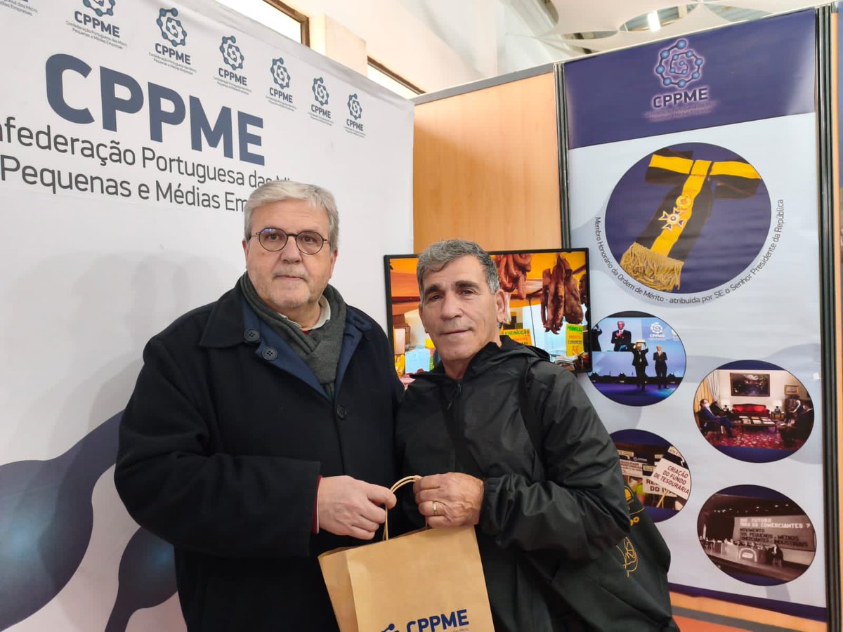 O stand CPPME feito ponto de encontro para empresários na inauguração da 10ª Mostra da Capital da Laranja
O presidente Jorge Pisco agraciou todos eles com o livro comemorativo do 40.º aniversário da CPPME - 40 ANOS DE ASSOCIATIVISMO POR UMA ECONOMIA SUSTENTÁVEL E DINÂMICA.