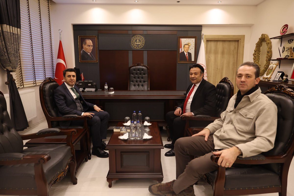 TunceliValiligi's tweet photo. 📌 Valimiz Sayın Şefik Aygöl, Tunceli İl Millî Eğitim Müdürlüğü’nü ziyaret etti.

🚩 Ziyarette; E-Vizyon 62 Tunceli Eğitim Vizyonu Programı kapsamında il genelinde yürütülen eğitim çalışmaları, uygulama aşamasındaki projeler ve devam eden, planlanan eğitim yatırımları ele alındı.

🚩 Akademik gelişim, dijital okuryazarlık, kültürel-sanatsal ve sportif faaliyetler başta olmak üzere, öğrenci merkezli çalışmalar ile eğitim altyapısını güçlendirmeye yönelik yatırımlar değerlendirildi.

@sefikaygol
@tcmeb