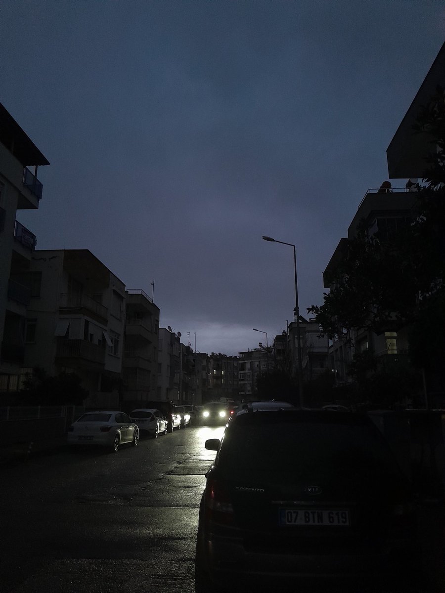 biz bu havaların adamıyız ya mutsuzda olsak şurda yürümek zevk veriyor amk.