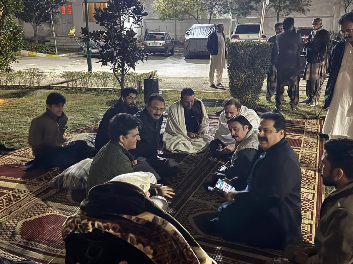 JunaidAkbarMNA's tweet photo. صوبائی صدر جنید اکبر خان ارکین اسمبلی کے ہمراہ پارلیمنٹ لاجز دھرنے میں موجود۔ https://t.co/91NfcNgKR2