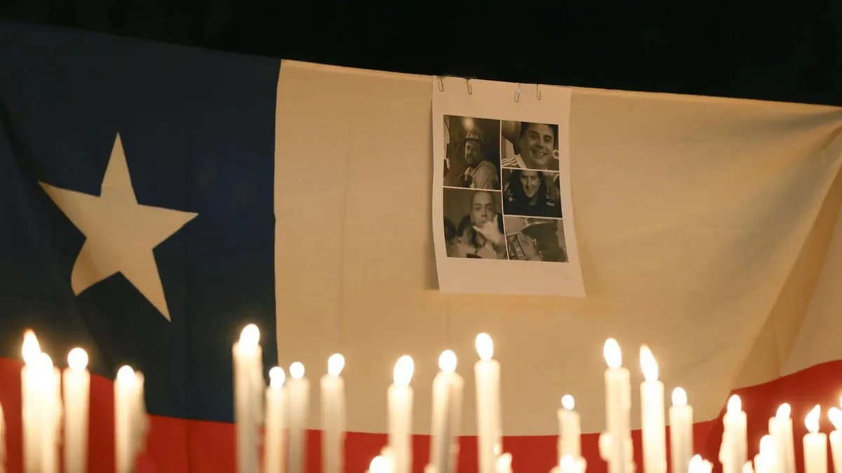 Tras la auditoría interna por el accidente del 31 de julio de 2025 en la División El Teniente, Codelco confirmó el despido de tres altos ejecutivos: Mauricio Barraza Gallardo, Claudio Sougarret Larroquete y Rodrigo Andrades Contreras. La tragedia dejó seis trabajadores fallecidos