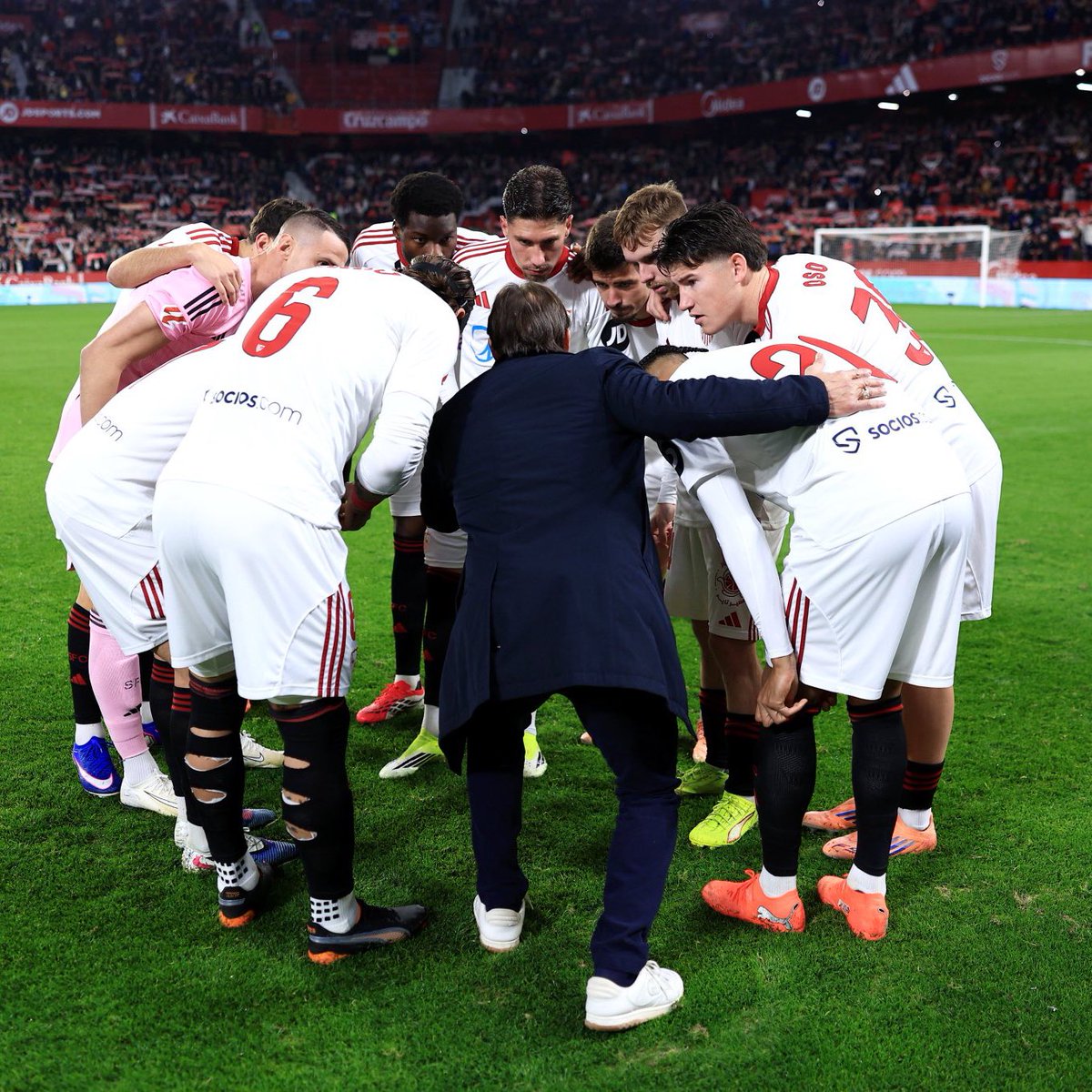 Mañana debe ser diferente. Mañana Matías tiene que dar con la clave para empezar a ser un equipo sólido, mañana los jugadores tienen que salir con sangre en los ojos. Mañana juega el más grande, y su afición no le va a dejar solo, ahora no.

Contigo y contra todo aquel que