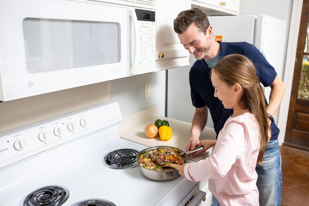 happyhealthyms's tweet image. Letting children help in the kitchen builds confidence and helps them learn healthy habits early.
How do your kids help prepare meals?
Learn more: happyhealthy.extension.msstate.edu/family
#HappyHealthyMS #CookWithExtension