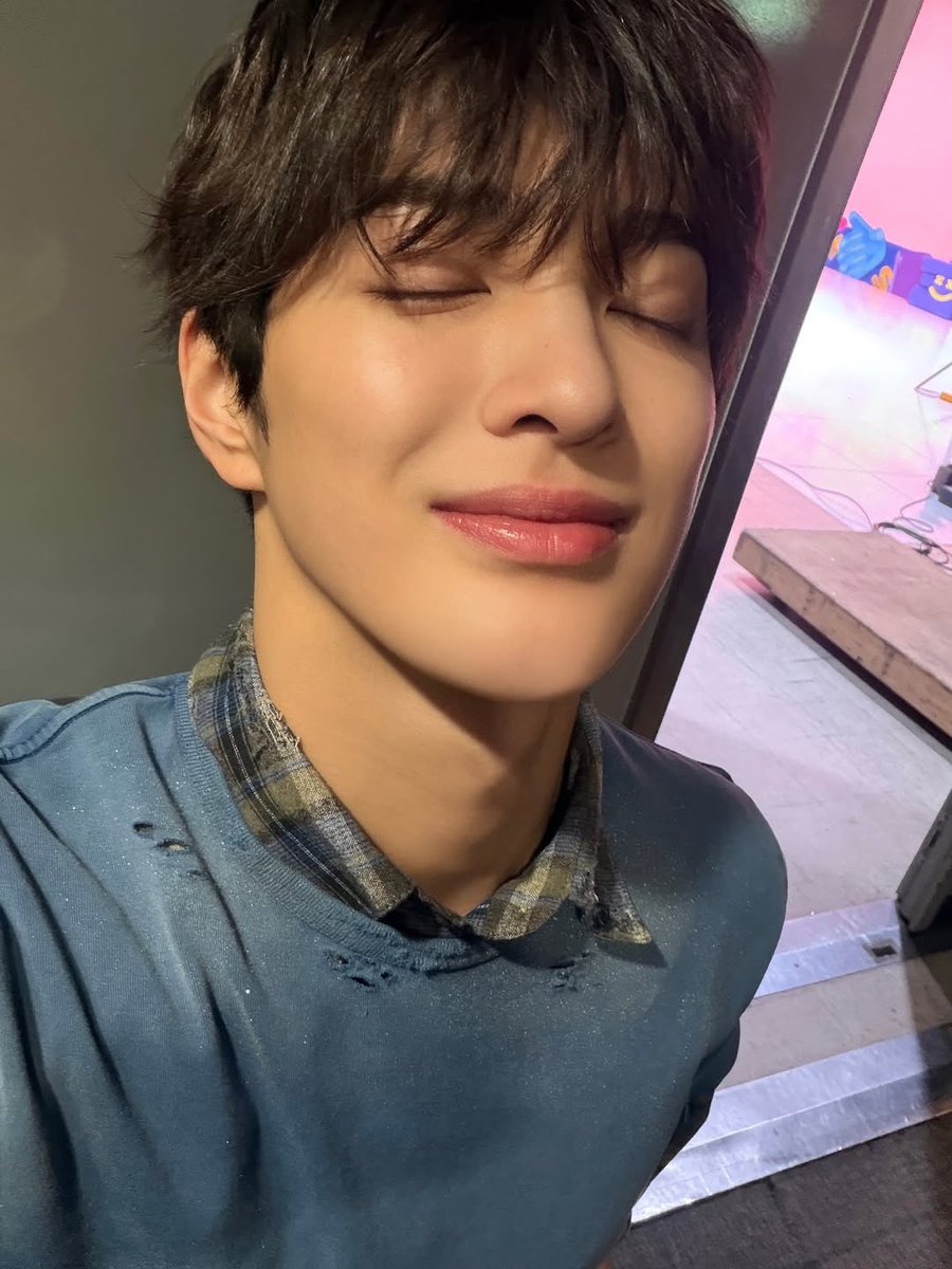 qheono's tweet photo. ️️ ️️ ️️️️️
he wears his strength like silk—
soft to the touch,
yet impossible to tear.

️️ ️️ ️️️️️ https://t.co/fqOjkT4MPY