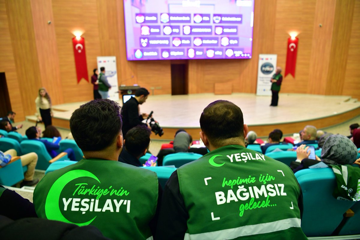 DemiryurekSefa's tweet photo. “Bağımlılıklardan Özgür Türkiye”

Dışişleri Bakanlığı Avrupa Birliği Başkanlığı ve Türkiye Ulusal Ajansı tarafından desteklenen "Bağımlılıklardan Özgür Türkiye Projesi" kapsamında düzenlenen çalıştayın açılış programına katıldım.

Bu anlamlı çalıştayın #Kırşehir’de, @ahievranedutr ev sahipliğinde gerçekleştiriliyor olması, Ahiler diyarı şehrimizin insanı merkeze aldığının güçlü bir göstergesidir.

Aileyi, eğitimi, çalışma hayatını, kamu düzenini, toplumsal huzuru ve geleceğimizi doğrudan etkileyen çok boyutlu bir toplumsal risk alanı olan bağımlılıkla mücadelimize azim ve kararlılıkla devam edeceğiz.

Bu vesileyle; projeye emek veren tüm kurum ve kuruluşlara, STK temsilcilerimize ve gençlik çalışanlarımıza teşekkür ediyor, çalıştaytan hayırlı sonuçlar çıkacağına inanıyorum.
@TC_icisleri 
@ABBaskanligi 
@ulusalaj
@1920yesilay