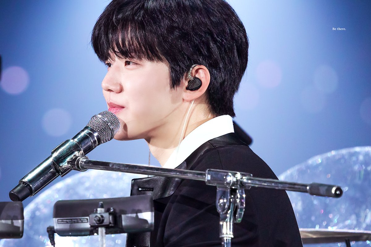 days_be_there's tweet photo. 251220 The Present 
누구집 강아디가 이렇게 잘생겻지요
#데이식스 #도운 #DAY6 #DOWOON https://t.co/qQ10FCL59g