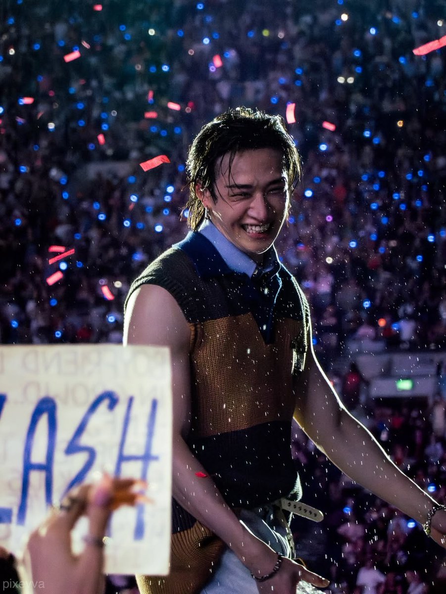 quando ele sorri, é como se automaticamente o mundo inteiro brilhasse..