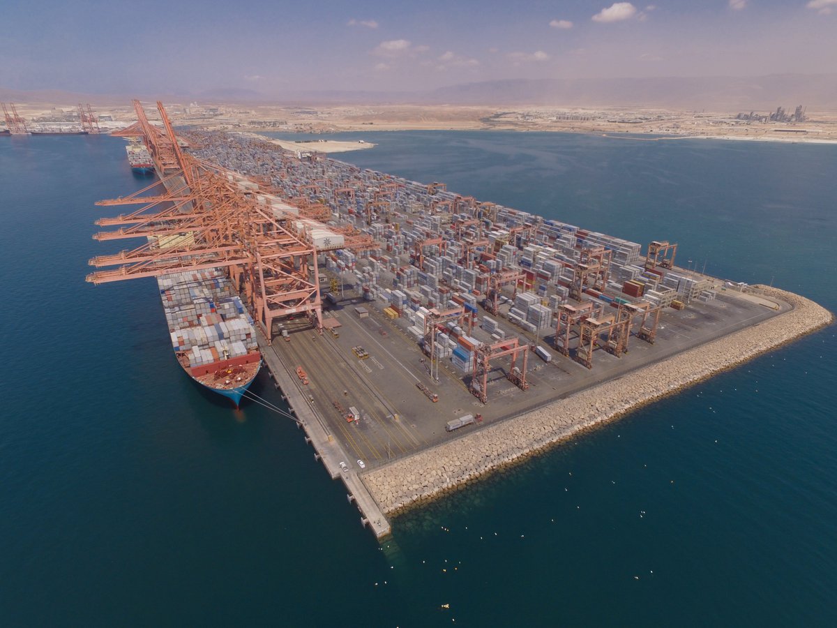 ميناء صلالة..جوهرة عُمان على بحر العرب
يُعد ميناء صلالة من أفضل الموانئ العالمية كفاءة تشغيلية بلا منازع....

سرعة دوران السفن، دقة العمليات، وأداء استثنائي .
فخر عُمان  ومعيار عالمي للتميز اللوجستي.