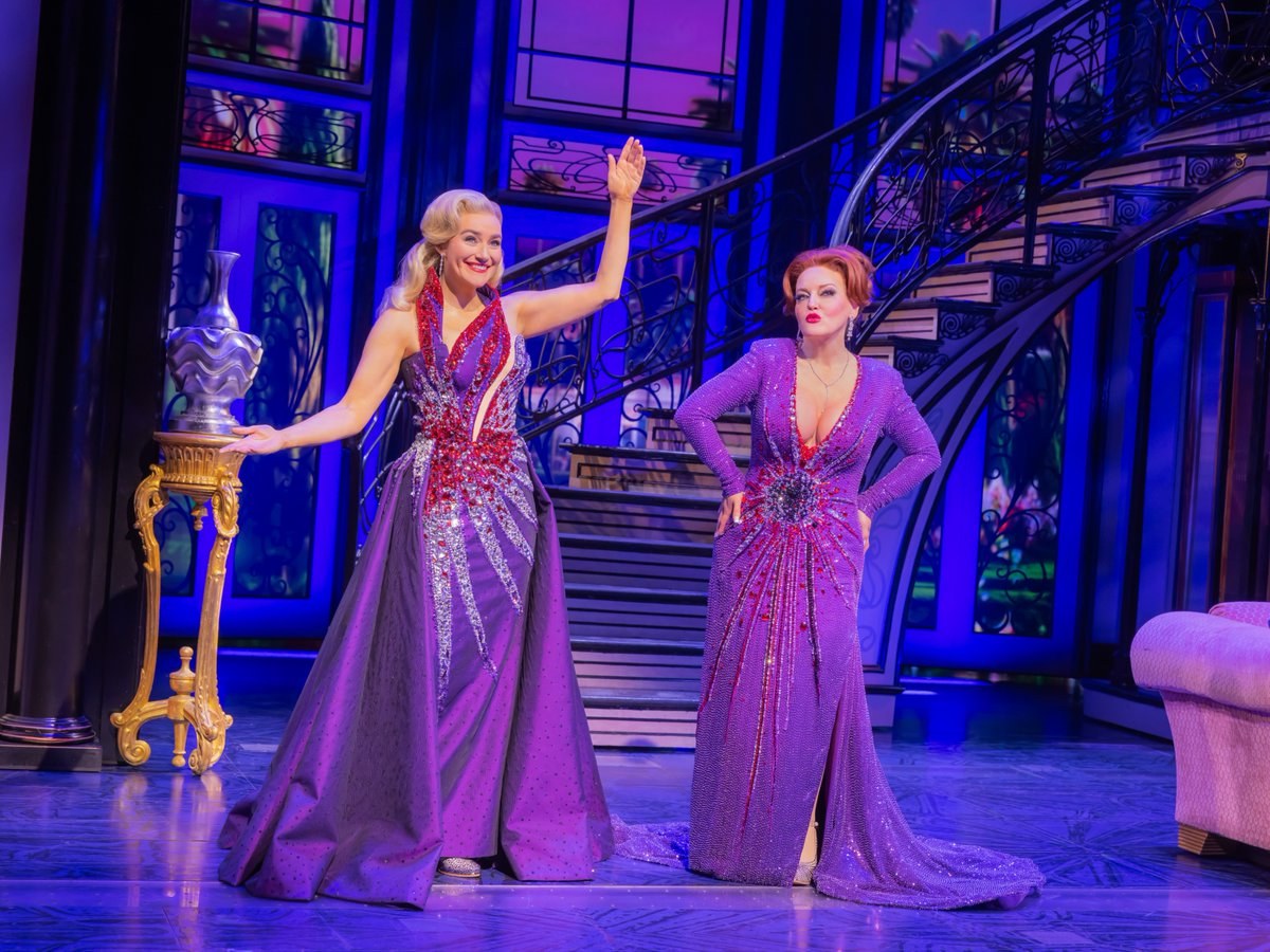 Happy Galentine's Day to this duo and this duo only. 💋 
•
📸 @murphymade &amp; @evzmm