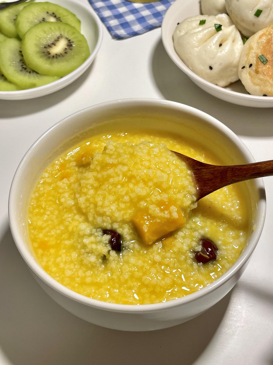 YaraDaily989's tweet photo. 过年回家喽，不用做饭了，给自己放个假~

今日份早餐：
生煎包🥯 
南瓜小米粥🥣 
猕猴桃🥝 
蜂蜜水🍹
#Yara健康笔记 #健康饮食 https://t.co/tQ8wmw0Mug