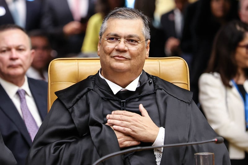 "(Flávio Dino) Disse que suspeição de ministros do STF só pode ser considerada em situações extremas, como em  casos de 'PEDOFILIA, e se tiver prova, e de ESTUPRO, e se tiver prova'.

Taí o sujeito que é adulado pela militância progressista como um dos maiores juristas do Brasil.