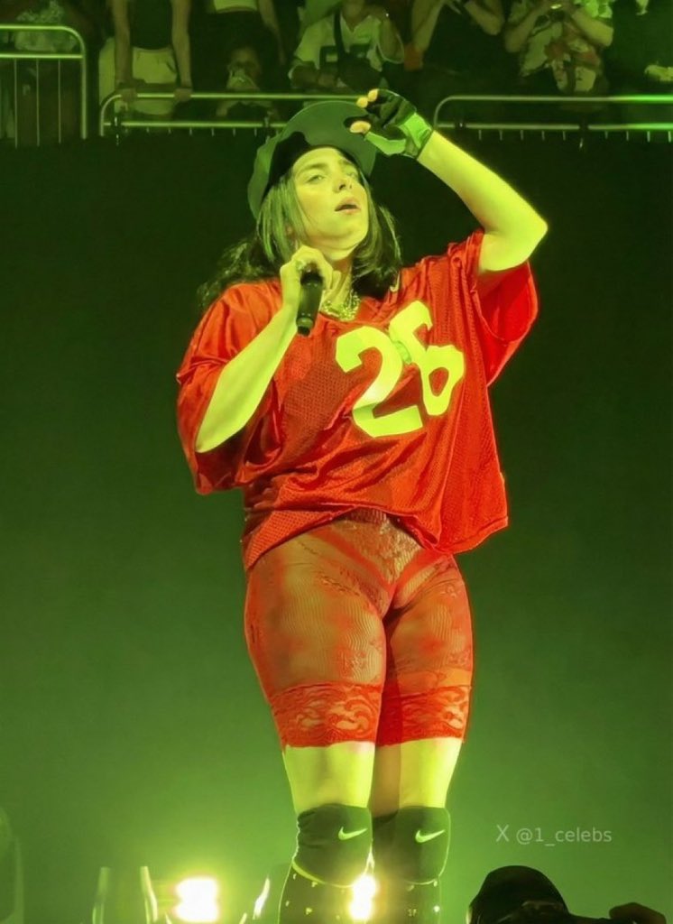 अमेरिकी पॉप स्टार Billie Eilish एक बार फिर चर्चा में हैं — और इस बार वजह बना है उनका स्टेज लुक।

सोशल मीडिया पर तीखी बहस छिड़ गई है।

कुछ लोगों का कहना है कि ग्लैमर और बोल्डनेस आज पब्लिसिटी का हिस्सा बन चुके हैं।

वहीं दूसरे लोग इसे कलाकार की अपनी आज़ादी, आत्मविश्वास और