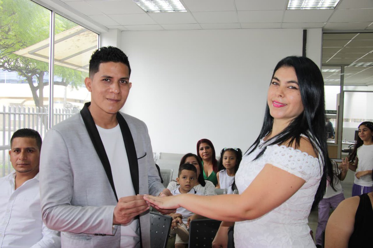 💍Hoy 13 de febrero, en la antesala del Día del Amor y la Amistad, se desarrollan las solemnizaciones de matrimonios civiles en las agencias de la Coordinación Zonal 5 de <a href="/RegistroCivilec/">Registro Civil Ecuador 🇪🇨</a>, donde varias parejas dan el “sí, acepto” y formalizan su unión.❤️
#SíAlAmor
#ElNuevoEcuador