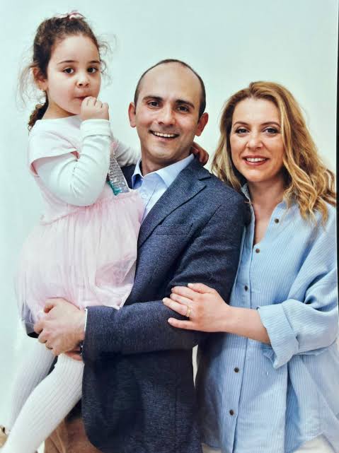 Artık kelimelerim tükendi benim. Çok üzgünüm, sadece bu kadar yazabiliyorum maalesef. Bir ailenin mutluluğu hukuksuzca nasıl gasp edilir, bunun en iğrenç örneğine tanık oluyoruz son 4 yıldır.