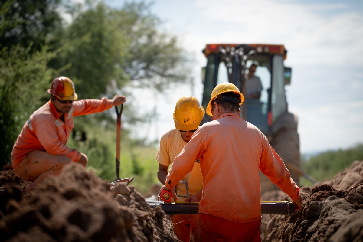 💧🚧 AVANZAMOS CON EL ACUEDUCTO OESTE EN CRUZ DEL EJE

Con un avance del más del 44%, continuamos ejecutando una obra estratégica para garantizar el abastecimiento de agua potable en la ciudad de Cruz del Eje.📍💧

💰Con una inversión de $5.262 millones, el nuevo Acueducto Oeste