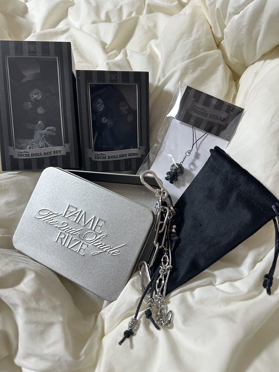 너무 까매서 뭐가 들었는지 한참 봄