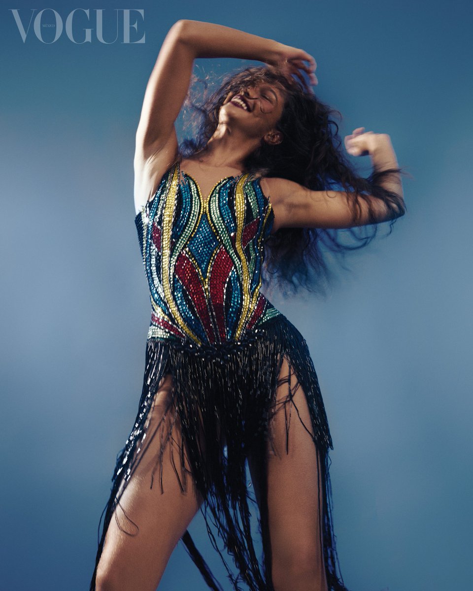 voguelatam's tweet image. Descubre nuestro especial sobre el Festival de Barranquilla aquí: vogue-latam.visitlink.me/g2CpwV

Hay una ciudad en el Caribe colombiano donde la historia no se conserva en vitrinas ni se limita a los archivos escritos. Allí, la memoria baila, canta y viste. Barranquilla es el escenario…