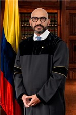 Este es el magistrado del Consejo de  Estado Juan Camilo Morales Trujillo, el autor del robo del mínimo a los trabajadores...
Tiene demandada su nominación por violación de paridad de género