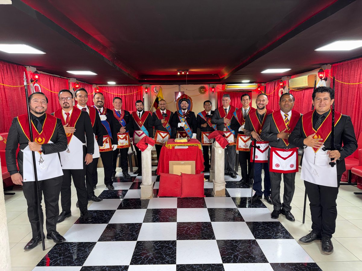 En su Vigésima Quinta Ten∴, la R∴L∴S∴ Piedra del Conocimiento Nº 74, en el Vall∴ de Manta, profundizó en la Causalidad del Obrero y la Arquitectura del Destino, reafirmando que el Masón es constructor consciente de su Luz. Trabajos Justos, Perfectos y Regulares. T∴A∴F∴