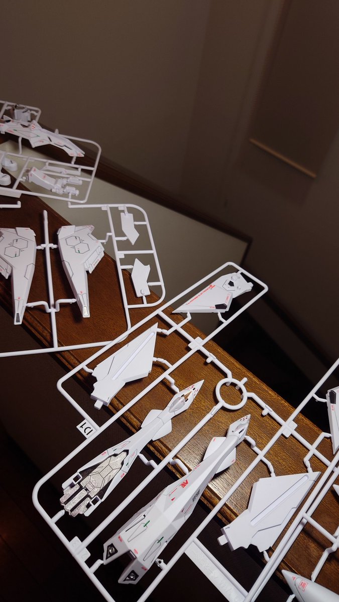 オデュッセウス完成後、2月に入ってからプラモのポストをしていませんが、ちゃんと（？）進めています。
白パーツは成形色仕上げなので、ランナーのまま部分塗装&amp;スミ入れ&amp;デカール貼り、と効率重視。
さすがに半月では難しいけど2月下旬には一通り完成まで持っていきたい。
＃ペーネロペー