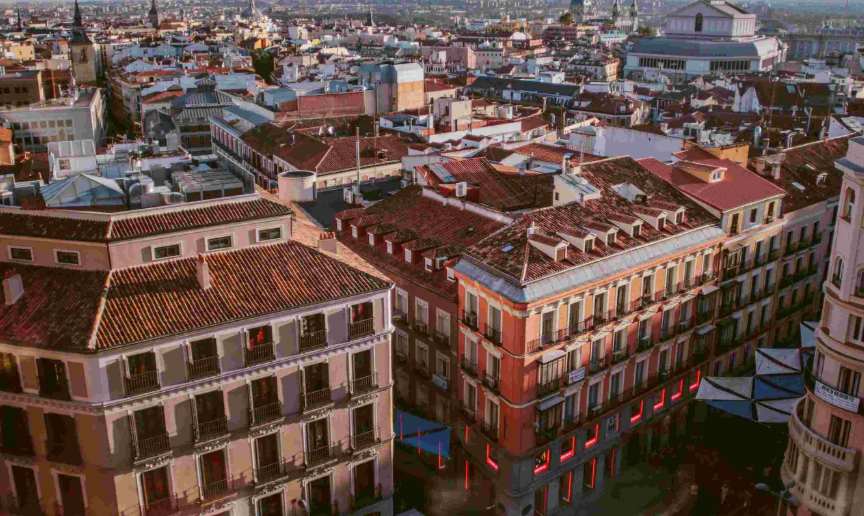 JFranAlbert's tweet image. Porcentaje de españoles que están casados ​​y son propietarios de una vivienda a los 30 años:  

1960: 52% 
1970: 48% 
1980: 45% 
1990: 43% 
2000: 35% 
2010: 25% 
2025: 12%  

Es lo que tiene el socialismo y el exceso de regulación.

Es broma: son datos de Estados Unidos.