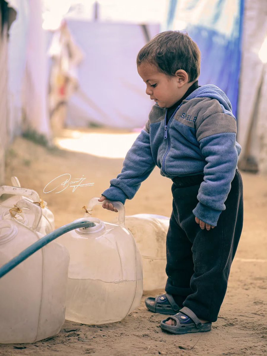 sen o bidonu taşırsın belki hatta heybetine bakılırsa ne bidonlar taşırsın da.. biz nasıl taşıyacağız bu yükü bilmiyorum