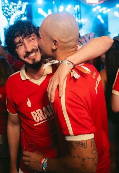 poponze's tweet image. LINDOS! Johnny Massaro e o namorado, Ulysses Mrcosta, juntinhos em novas fotos no Carnaval de Salvador.