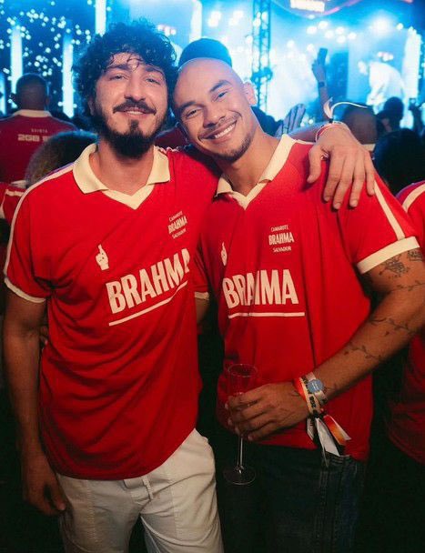 poponze's tweet image. LINDOS! Johnny Massaro e o namorado, Ulysses Mrcosta, juntinhos em novas fotos no Carnaval de Salvador.