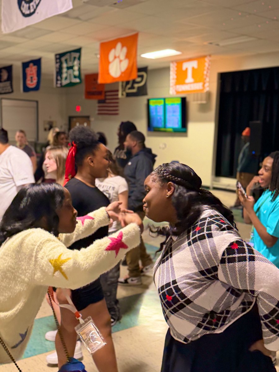 👟 Our 2nd Annual Sneaker Ball was a hit and we aren’t sure if the staff or kids had more fun, given how many staff members were on the dance floor

💃🏽 Friends, laughter and dancing last night as kids enjoyed time together

🕺🏾 Thankful for our BETA Club for sponsoring this event