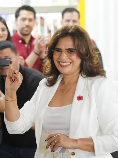 Feliz vida, <a href="/riximga/">Rixi Moncada</a>.

Su capacidad, inteligencia y entrega a Honduras son un faro de luz en las tinieblas que se ciernen sobre nuestra patria. Todo lo que propuso en campaña era lo que Honduras necesitaba: democratización, créditos accesibles, fomentar la productividad de las