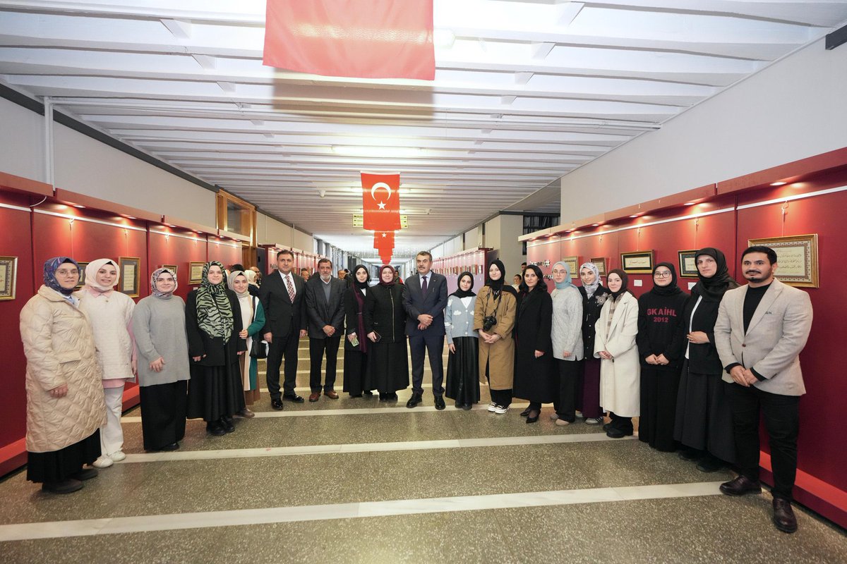 Millî Eğitim Bakanımız Sayın Yusuf Tekin, İl Millî Eğitim Müdürlüğümüzde Esenyurt Güzelyurt Kız Anadolu İmam Hatip Lisemiz tarafından açılan “Rahmet Ayında Aile” temalı hat sergisini gezdi.

Sayın Bakanımız; öğretmenlerimiz ve öğrencilerimizle bir araya gelerek yürütülen