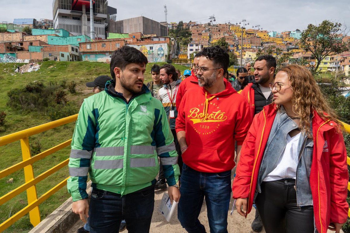 SecGeneralBog's tweet photo. Hoy llegamos al #SuperCADE Manitas en un recorrido por el sector aledaño, acompañados de entidades y comunidad, para verificar condiciones y generar compromisos con resultados visibles. Trabajamos desde la calle para que las mejoras sean una realidad en tiempo real. 🕒💪 https://t.co/Xi5H2uDMX2