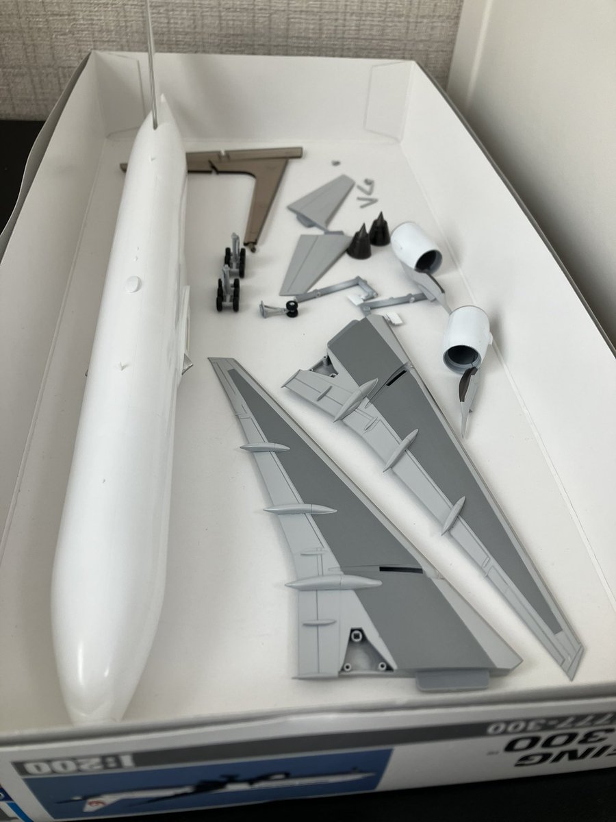 前縁のシルバー塗装完了
次回デカール貼ります。