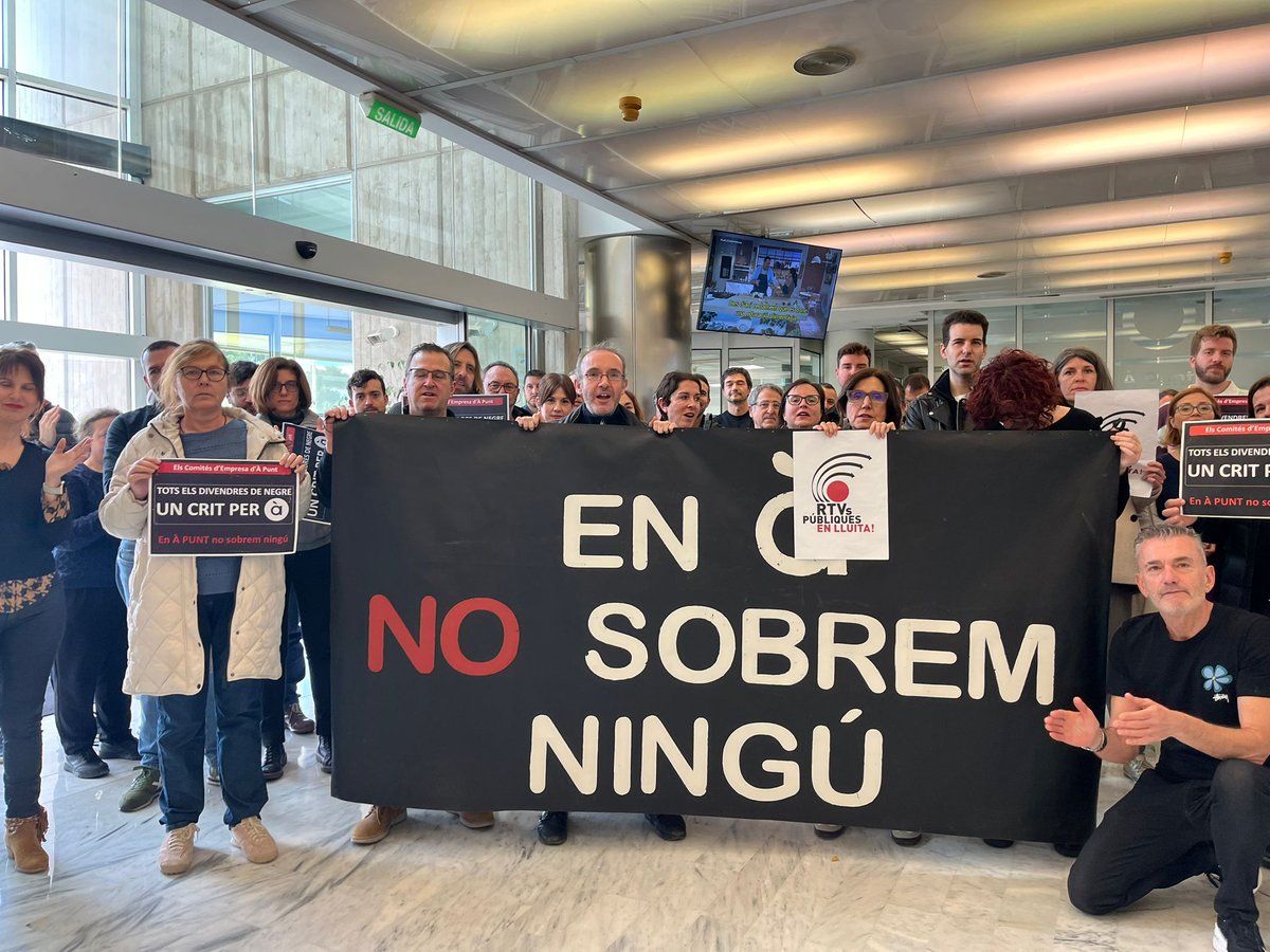 InterApunt's tweet image. ⚫️Nou DIVENDRES NEGRE, amb la confirmació que l'empresa insisteix a executar la RLT, que eliminarà la meitat dels lingüistes i debilitarà la redacció digital. Donem suport també als companys de Canal Sur; sota l'amenaça d'un comiat massiu a la plantilla. 
#EnÀPuntNoSobremNingú