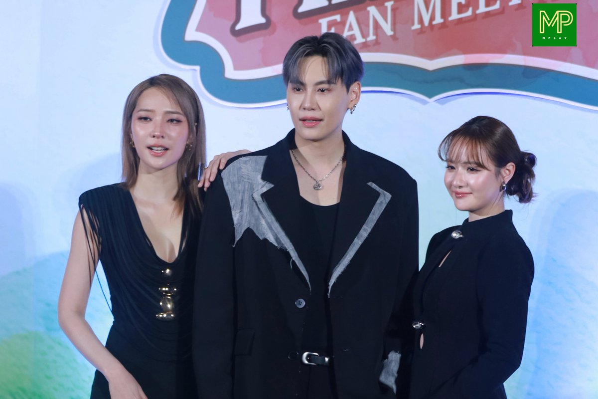 ช่วงสัมภาษณ์ทีมนักแสดงจากซีรี่ส์ #MelodyofSecrets ก่อนเริ่มงาน "ความลับในบทเพลงที่บรรเลงไม่รู้จบ Final EP Fan Meeting" 

#MelodyOfSecretsFinalEP
#fforce_ #kasibook 
#forcebook #ฟอสบุ๊ค
#bb0un #JANHAE #PloyPhachkarin