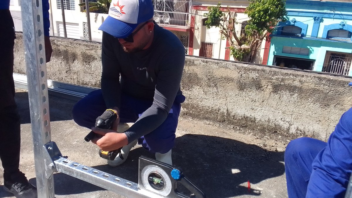 #EléctricosCienfuegueros de la UBE Fuentes Renovables de Energía realizan el montaje de un Sistema Solar Fotovoltaico Aislado de 2kW en la Oficina Comercial Centro de #Cienfuegos 

#UnidosXCuba #CubaEstáFirme