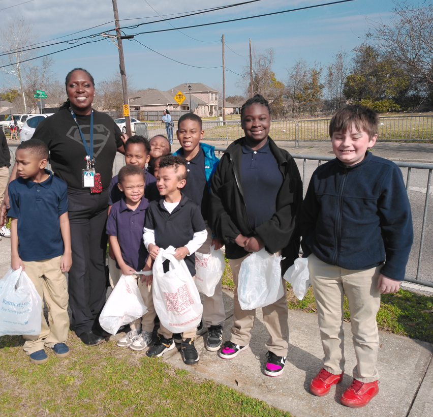 PathwayK5's tweet photo. Laissez les bons temps rouler‼️🎭🎉 Our students who have met their weekly behavior goals had an amazing time celebrating Mardi Gras while attending the Florence Howard Elementary School Honors Day parade🎺🥁✨#LearningLeading https://t.co/53gTIwybZB