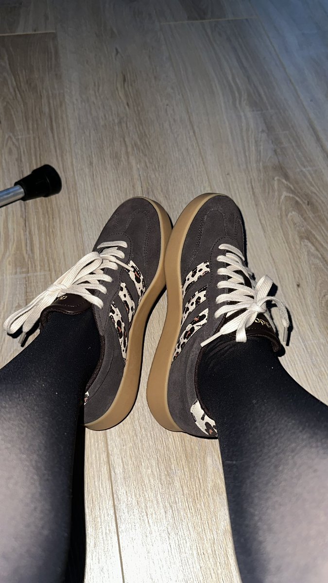 jennaderpenner's tweet photo. Das erste Mal nach dem Unfall zwei Schuhe an 😍 https://t.co/2SUQIs3paL