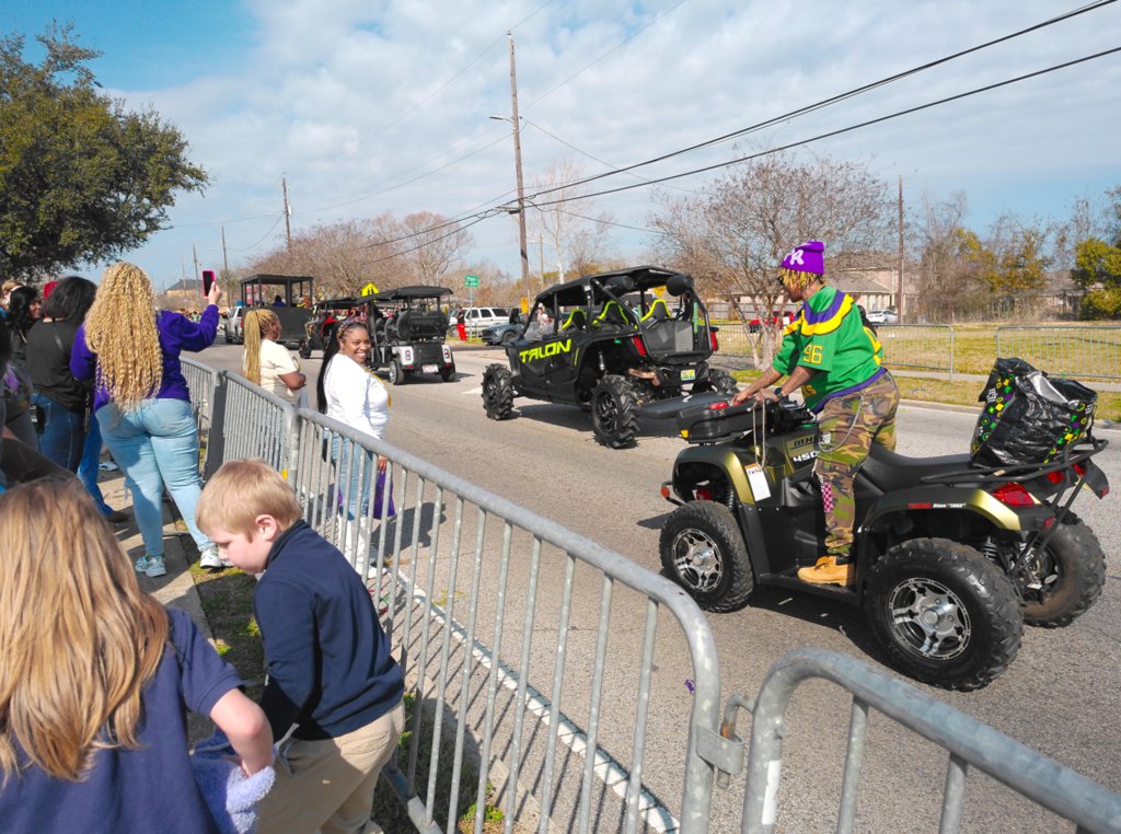 PathwayK5's tweet photo. Laissez les bons temps rouler‼️🎭🎉 Our students who have met their weekly behavior goals had an amazing time celebrating Mardi Gras while attending the Florence Howard Elementary School Honors Day parade🎺🥁✨#LearningLeading https://t.co/53gTIwybZB