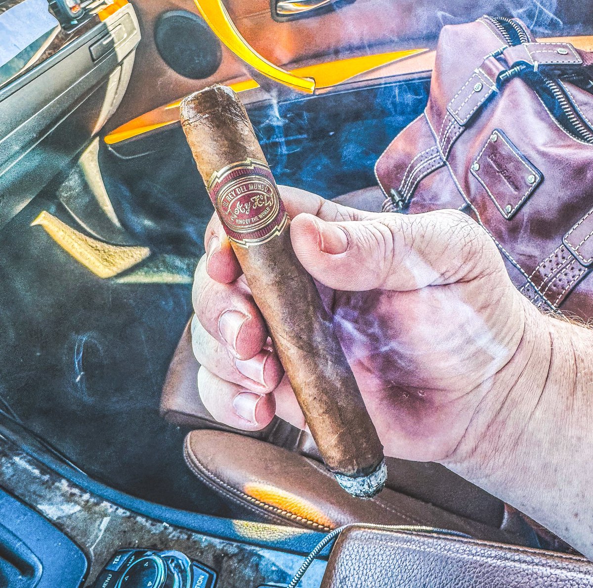 stogiedad's tweet photo. Wrapped what I need to in the office so headed out…a nice #ElReyDelMundo “King of the World” LE for the commute then finish up some stuff on the porch. Happy Friday everyone! #nowsmoking #CigarLife #CigarsOnX https://t.co/5gDupQifgG