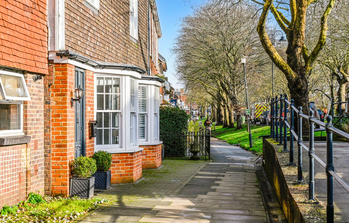 While the exterior of West Cross in Tenterden, Kent  retains the charm and elegance of its Georgian origins, the interior has been thoughtfully reimagined. Contact WarnerGray estate agents for more details. warnergray.co.uk #warnergray #tenterden