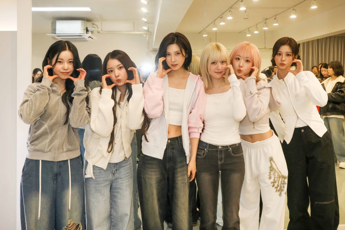 NMIXXBRASIL's tweet photo. NMIXX participou de uma aula de Zumba, feita pela marca fitness 'Zumba', hoje.

Eles adquiriram o direito de usar "RICO" para aulas de Zumba no mundo todo e fizeram uma coreografia.

#NMIXX #엔믹스 @NMIXX_official https://t.co/dL8BIAuOdW