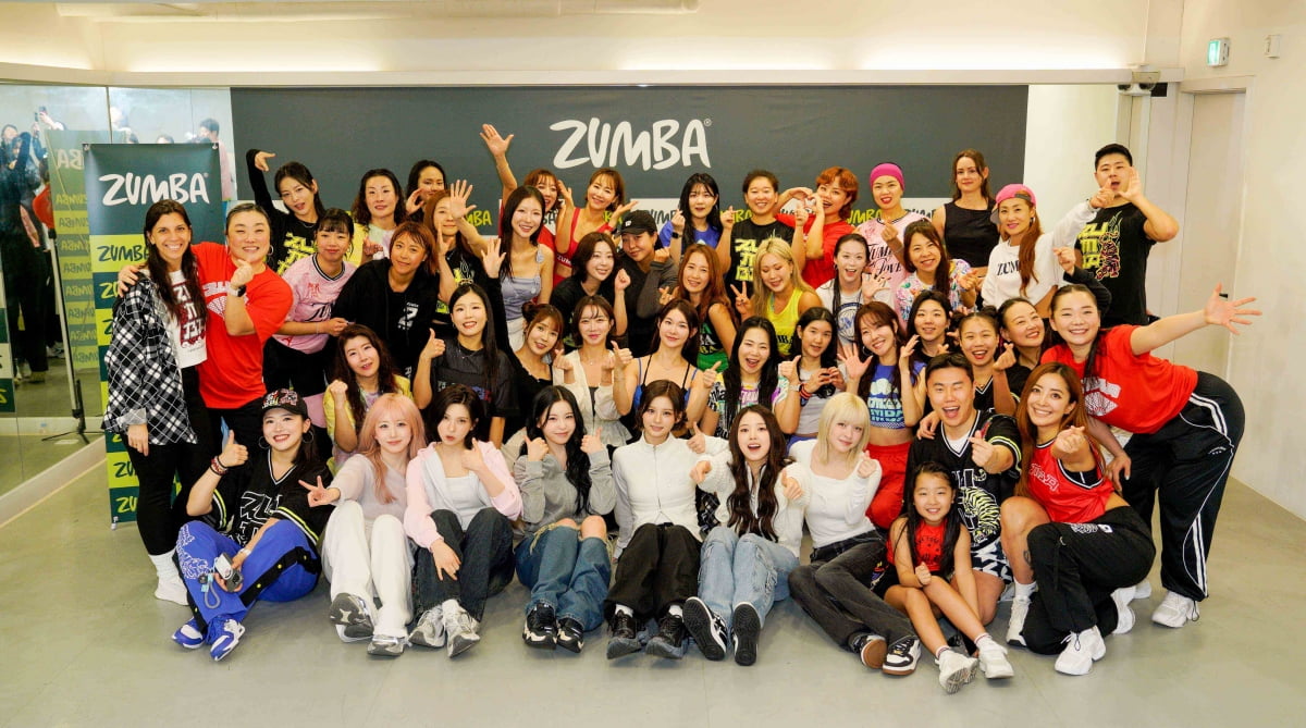 NMIXXBRASIL's tweet photo. NMIXX participou de uma aula de Zumba, feita pela marca fitness 'Zumba', hoje.

Eles adquiriram o direito de usar "RICO" para aulas de Zumba no mundo todo e fizeram uma coreografia.

#NMIXX #엔믹스 @NMIXX_official https://t.co/dL8BIAuOdW