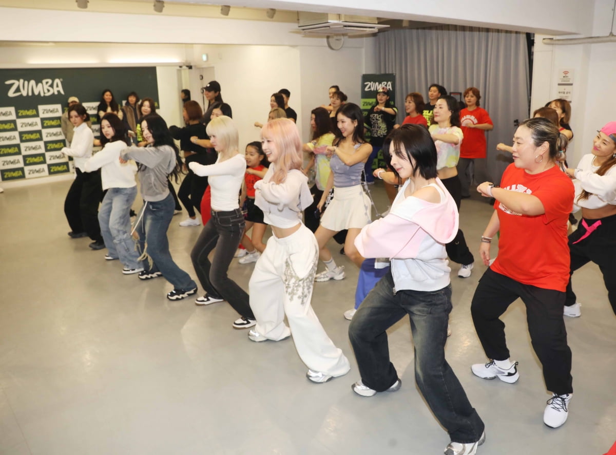 NMIXX participou de uma aula de Zumba, feita pela marca fitness 'Zumba', hoje.

Eles adquiriram o direito de usar "RICO" para aulas de Zumba no mundo todo e fizeram uma coreografia.

#NMIXX #엔믹스 <a href="/NMIXX_official/">NMIXX</a>